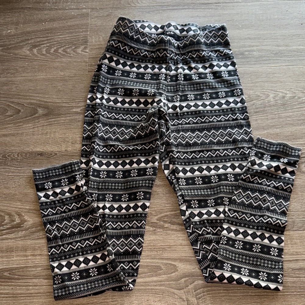 Old Navy Geometric Snowflake Black and Gray Leggings